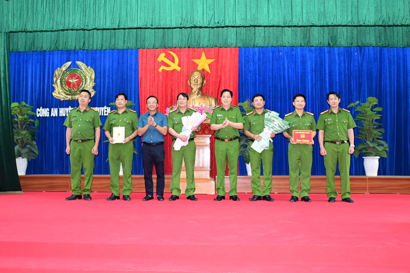 Khen thưởng Công an huyện Thủy Nguyên về thành tích xuất sắc trong đấu tranh tội phạm sản xuất, buôn bán pháo nổ